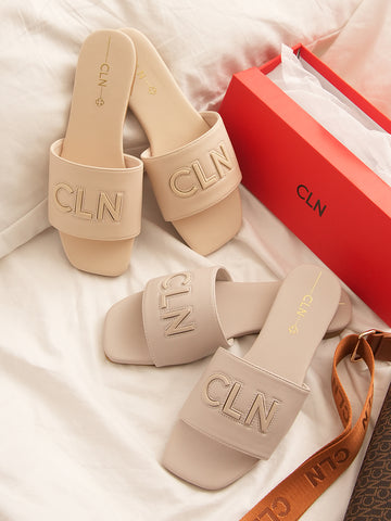 CLN - Carry your essentials in style with this boxy